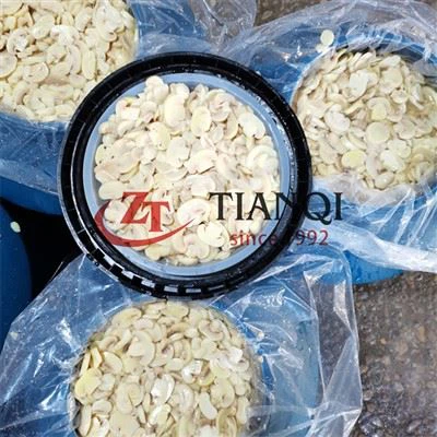 In Essig eingelegte Pilze in Fässern